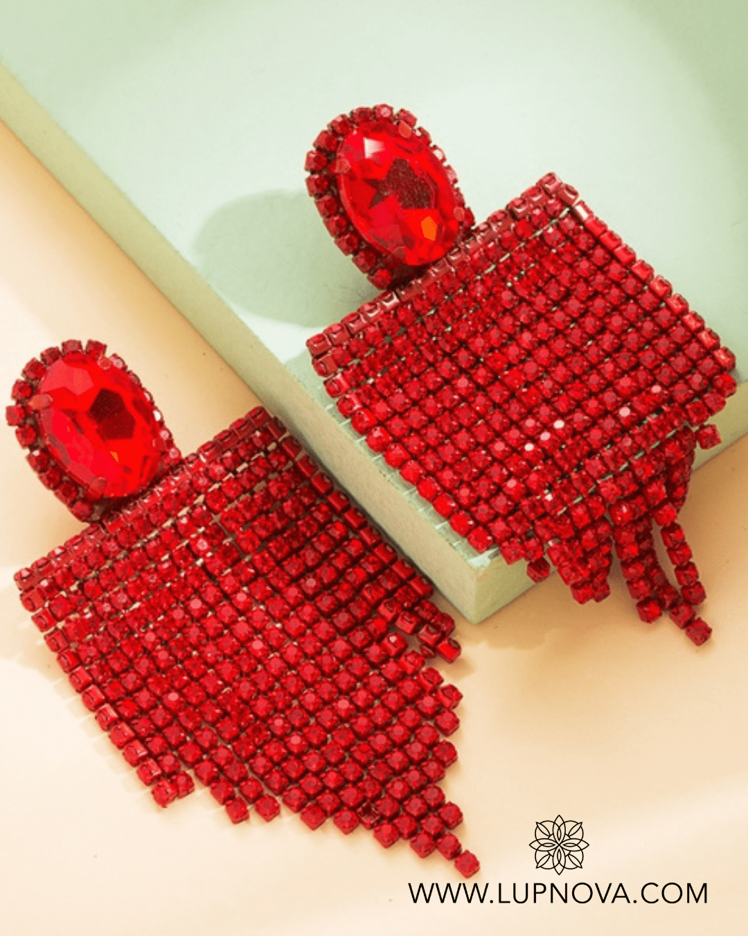 Aretes banderolas de borlas rojo
