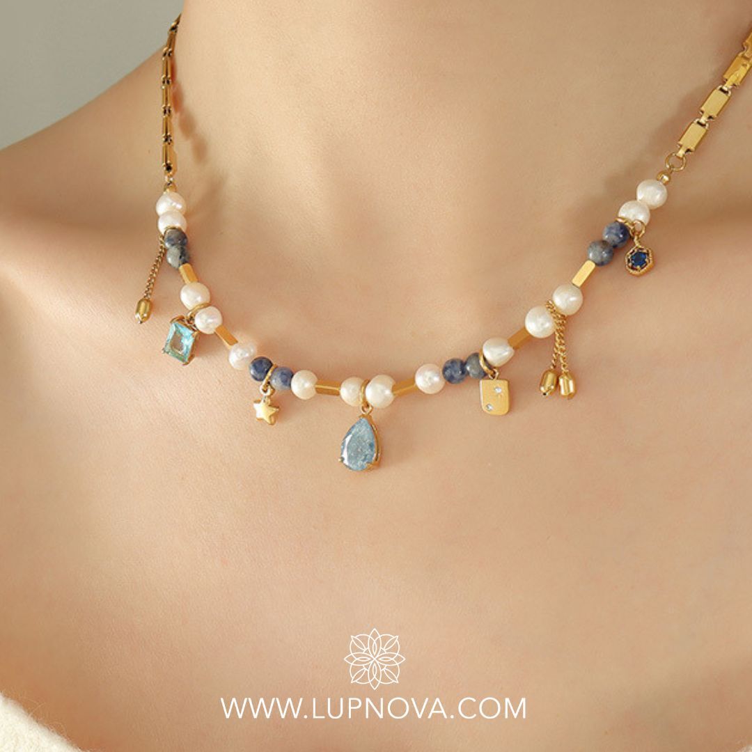 Collar de perlas y charms
